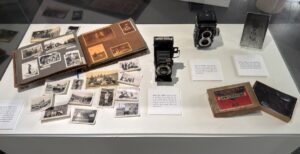 Exposition Travailleurs indochinois Bergerac Pierre DAUM Michel LECAT Vitrines