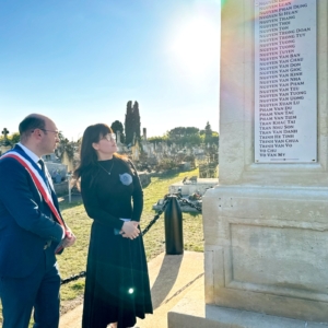 Inauguration de la plaque au cimetière Beauferrier de Bergerac 10 octobre 2025 - Le maire et la Secrétaire de l'ambassade du Vietnam